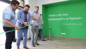 Песня "Вышел в степь донецкую парень молодой", булава из сериала "Слуга народа", цитата Зеленского на входе: в Славянске открыли офис СН. ВИДЕО+ФОТОрепортаж