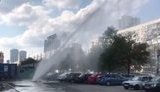 "Гарнющий гейзер", - біля центрального РАЦСу в Києві прорвало водопровід. ВIДЕО