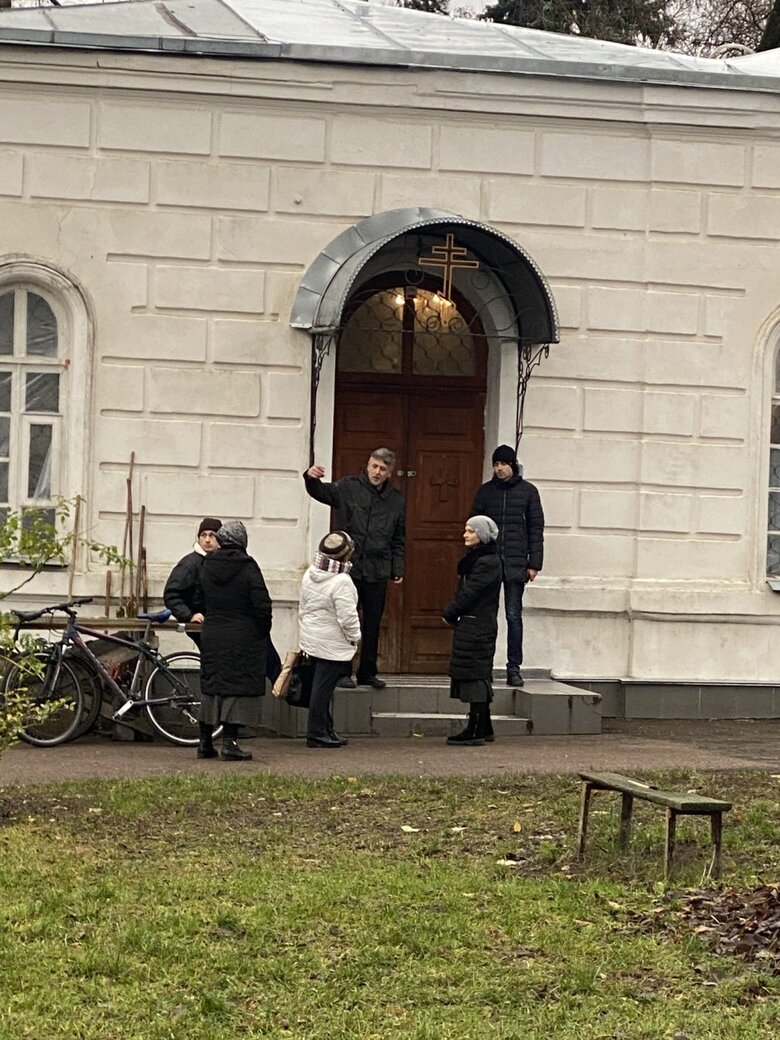Священник УПЦ МП укусил военного в центре Чернигова 06