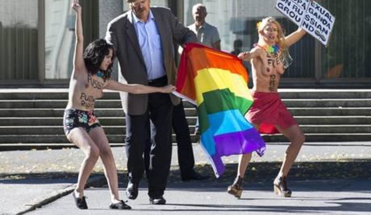 Гологрудые Femen штурмовали посольство России: активистки задержаны за незаконное проникновение на территорию РФ. ФОТОрепортаж