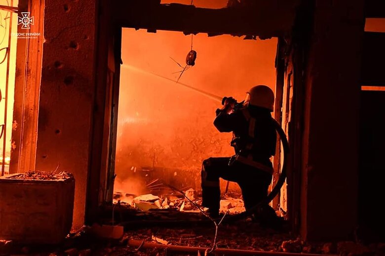 Наслідки ворожих ударів по Миколаєву 06