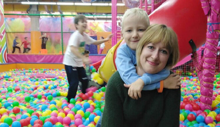 Тина Кароль подарила семье 9-летнего Егора, писавшего дневник под обстрелами в Мариуполе, квартиру в Ивано-Франковской области