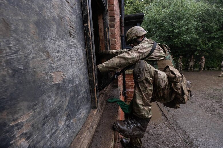 Для тренировки украинских военных в Британии создали полигон из настоящего села 11