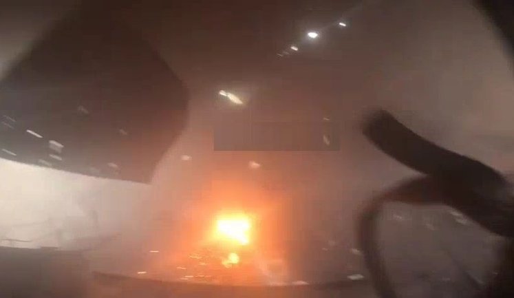 Двоє окупантів ховаються у гаражі, чекаючи на удар українського дрона: "Нам п#зда!". ВIДЕО