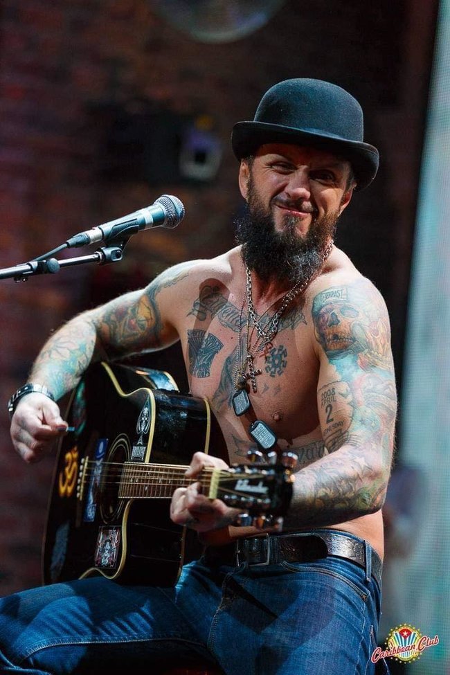 Дружина музиканта Андрія Антоненка (Ріфмастера), Світлана: Важко пояснити дітям, що поліція буває хорошою, а президент та міністри - розумними та справедливими 09