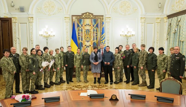 Порошенко наградил женщин-военнослужащих, принимавших участие в АТО 01