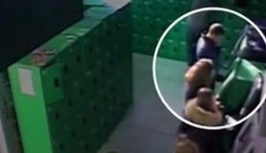 Неизвестный похитил почти 500 тысяч из банкомата в тернопольском торговом центре. ВИДЕО камер наблюдения