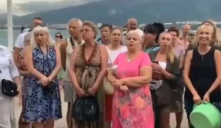 Residents of occupied Kerch went to rally and are asking for water. VIDEO