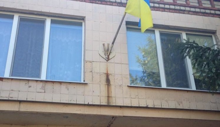 Над райадминистрацией Станицы-Луганской поднят флаг Украины. ФОТОфакт