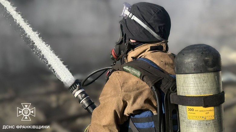 Масштабна пожежа на Івано-Франківщині після атаки РФ: ДСНС повідомила деталі