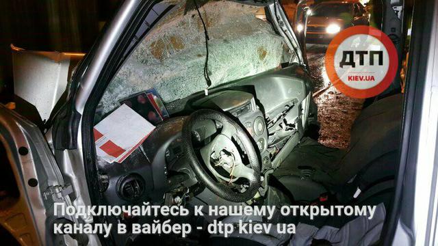 Вследствие ДТП в столице погибла женщина, 9 человек госпитализированы 04