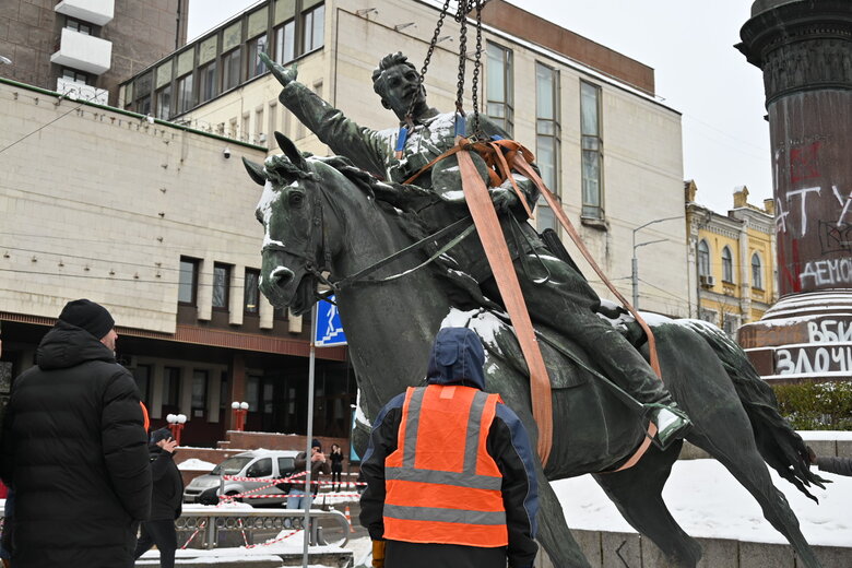 Демонтаж памятника Щорсу в центре Киева 06