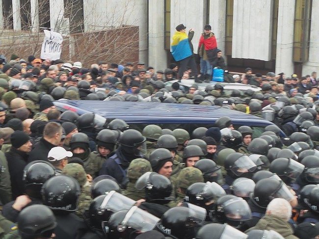 Автомобіль зі Саакашвілі заблоковано, поліція спробувала прорватися, але безуспішно, застосовується газ 20