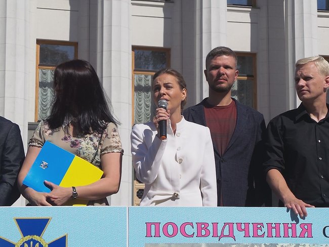 Біля Ради встановили триметрову золоту ксиву СБУ 20