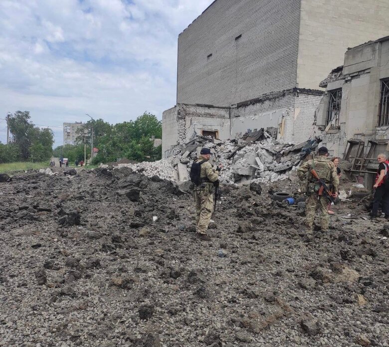 Авіаударом знищено будівлю кінотеатру в Лисичанську, де раніше переховувались люди, - Гайдай 01