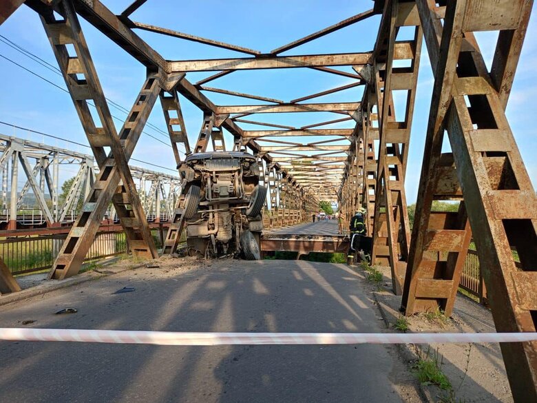 Bridge over Teresva River collapsed in Transcarpathia while cars are driving 01
