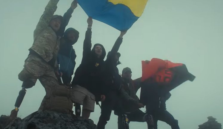 "Вставай і іди на одній нозі". Репер Харфанг та "Хартія" випустили спільний кліп за участю ветеранів, які підкорюють вершини. ВIДЕО