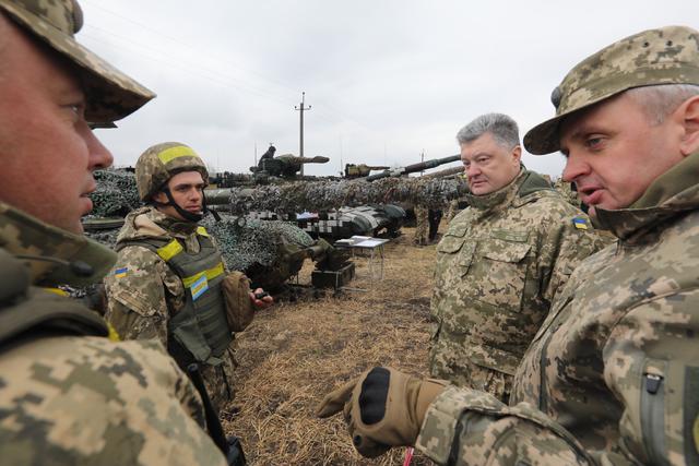 Порошенко прибув у місце розташування танкової бригади на Луганщині 01