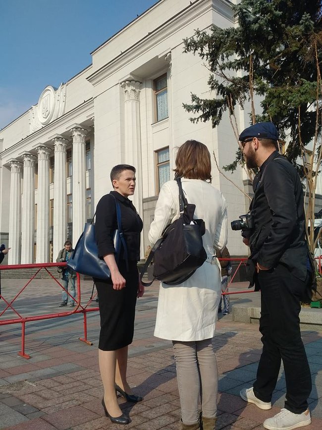 Звільнена тиждень тому з-під варти Савченко прийшла в Раду 01 Звільнена тиждень тому з-під варти Савченко прийшла в Раду 01