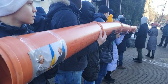Юле - труба!: Блок Порошенко пикетировал Тимошенко в честь 10-летия газового договора с Путиным 01