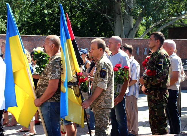 Із воїном 24-ї ОМБр Дмитром Українським попрощалися в Лисичанську 04
