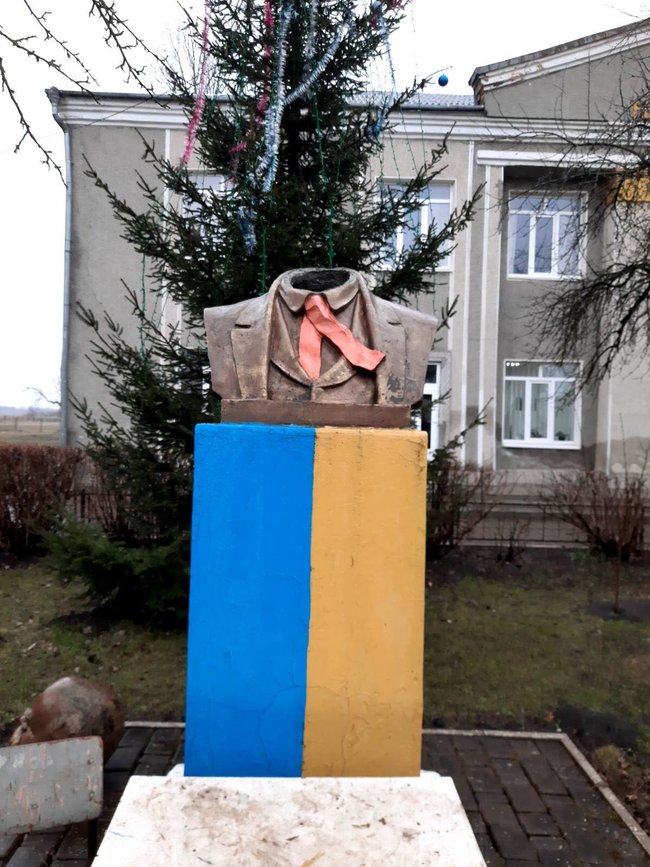 В Івано-Франківській області вандали обезголовили памятник Шевченку 01