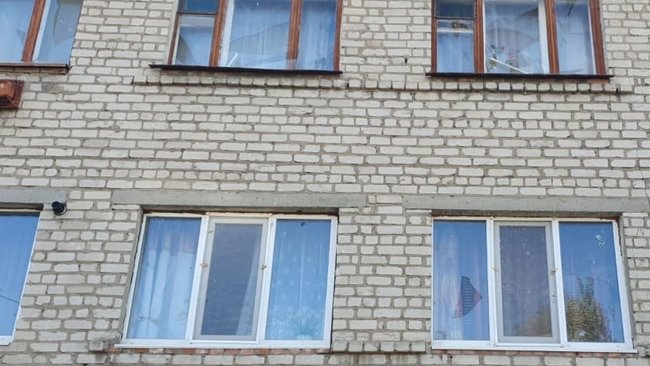Повреждено админздание и автомобиль, ранен мирный житель, - последствия российского минометного обстрела н.п. Счастье 05