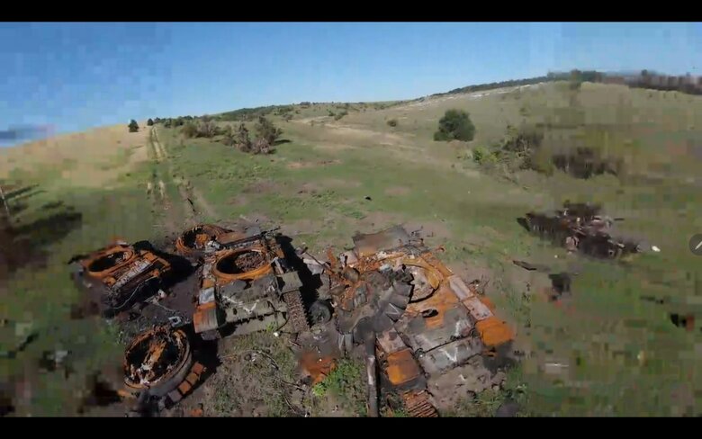 Под селом Богородичное украинские воины захватили специальный танк Т-72Б3, который Россия выставляла на танковый биатлон. Еще два были уничтожены 03 Под селом Богородичное украинские воины захватили специальный танк Т-72Б3, который Россия выставляла на танковый биатлон. Еще два были уничтожены 03