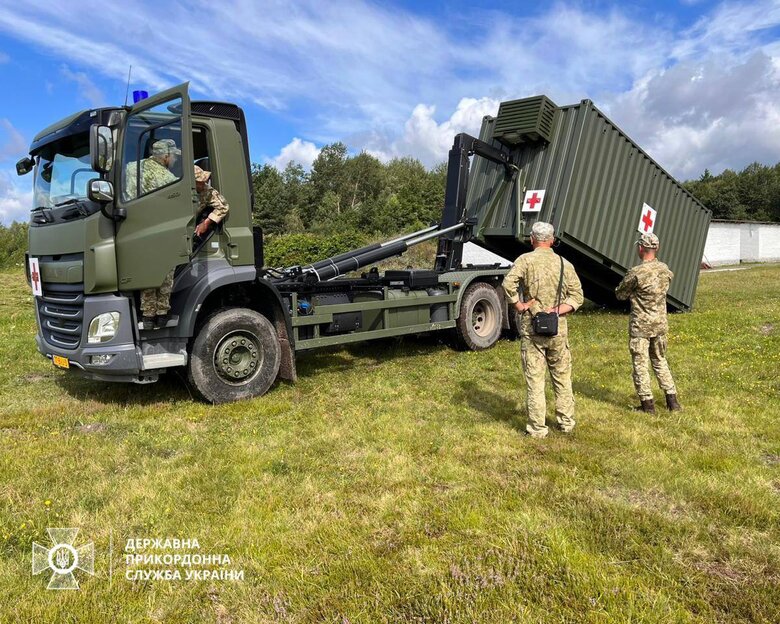 Нідерланди передали прикордонникам 6 медичних комплексів для роботи в польових умовах 01