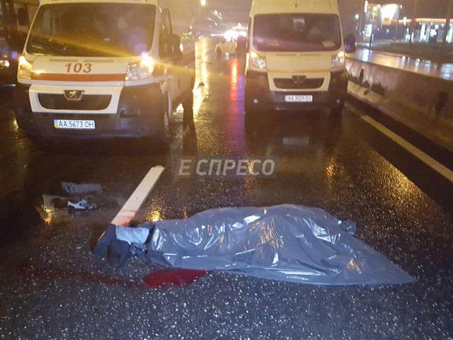 Автомобиль насмерть сбил водителя троллейбуса в Киеве 01 Автомобиль насмерть сбил водителя троллейбуса в Киеве 01