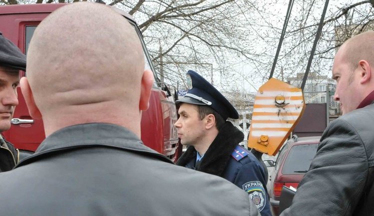 Assault on District 11 in Vinnytsya: 70 Thugs with Chains Throw Smoke Pellets into District Commission