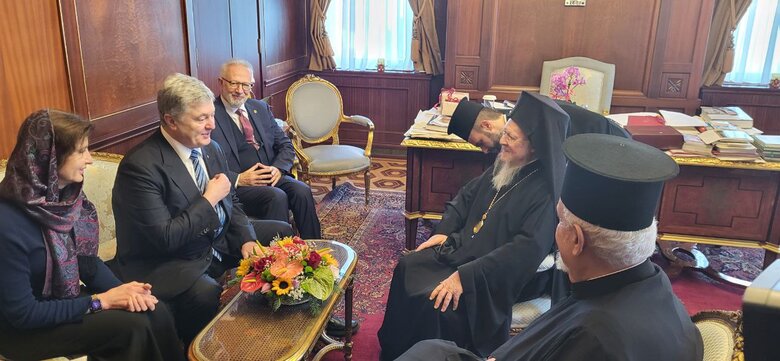 У четверту річницю Томосу Вселенський Патріарх Варфоломій запросив Порошенка на Фанар 03