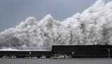 Самый мощный за последние 25 лет тайфун обрушился на Японию: не менее 10 человек погибли, 300 числятся пропавшими без вести. ВИДЕО