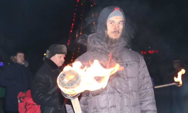 Смолоскипна хода памяті героїв Крут відбулася в Словянську 04