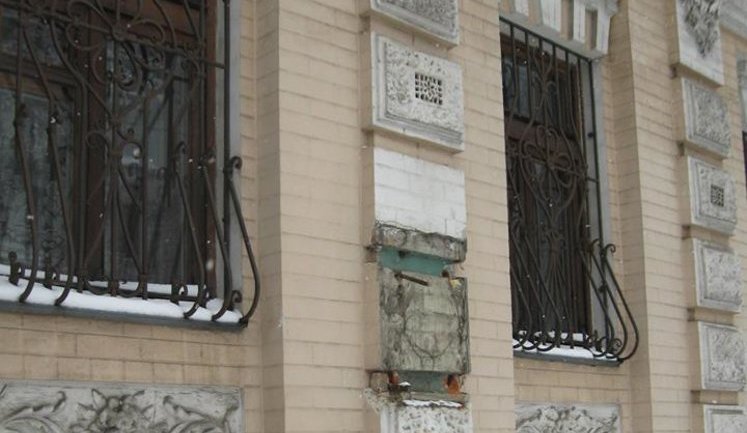 Бюст Лесі Українки викрадено з фасаду будівлі музею поетеси в Києві. ФОТО