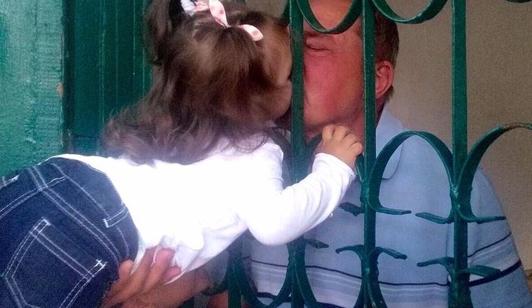 "They embrace their grandfather through bars and kiss his hands", - occupants did not let grandchildren to Umerov. PHOTO