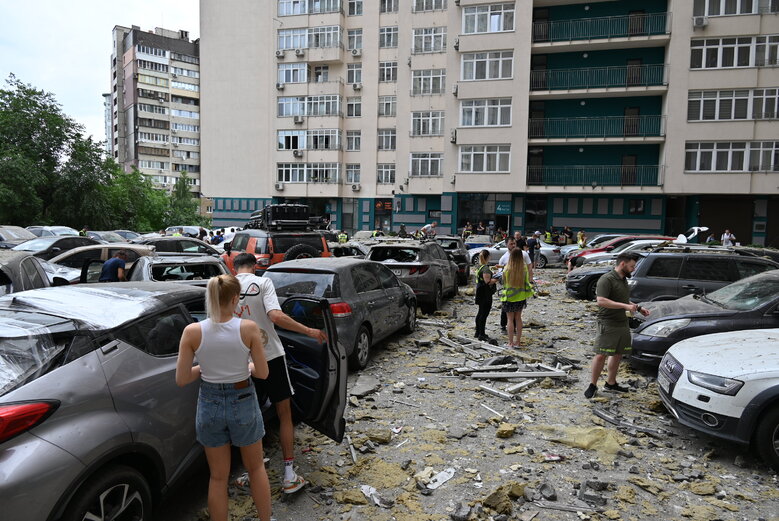 Последствия падения обломков вражеской ракеты на многоэтажку в Соломенском районе Киева 50