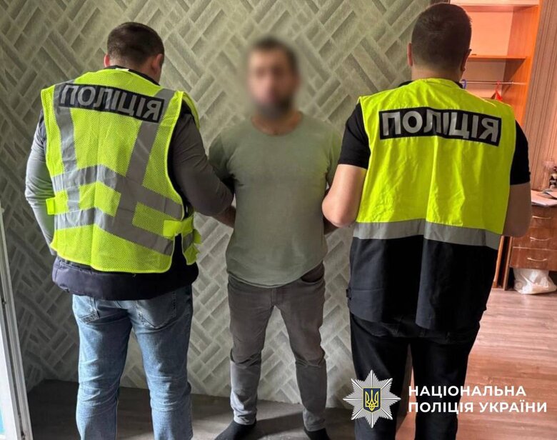 У Києві іноземці з гранатою змусили перехожого переказати 5 тисяч гривень