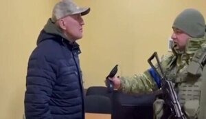 "С презрением!": Українські прикордонники вручили своїм білоруським колегам через посла "30 срібняків" за зраду. ВIДЕО