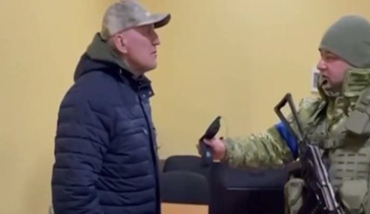 "С презрением!": Українські прикордонники вручили своїм білоруським колегам через посла "30 срібняків" за зраду. ВIДЕО