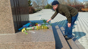 ФСБ затримала в окупованому Криму двох осіб, які поклали квіти до пам'ятника Шевченку, - ЗМІ