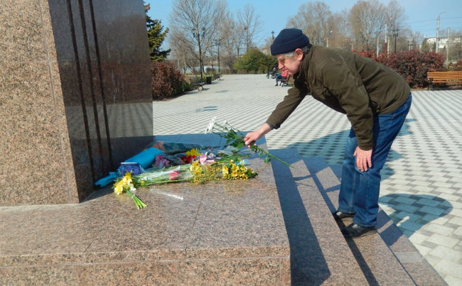 Синьо-жовті букети принесли до памятника Шевченку в окупованому Севастополі 01