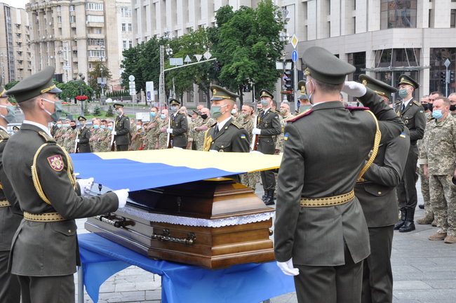 С погибшим Героем Украины Тарасом Матвиивым простились на Майдане Незалежности в Киеве 23