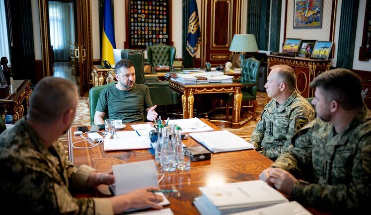 Ситуація на фронті та в прикордонні, створення резервів, безпекові гарантії: Зеленський провів нараду з військовими. ФОТО