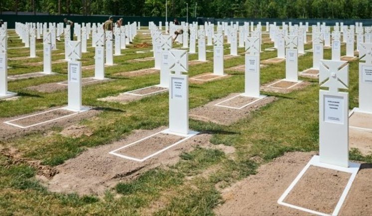 На військовому кладовищі під Києвом, де через дощ просів ґрунт, завершили відновлювальні роботи