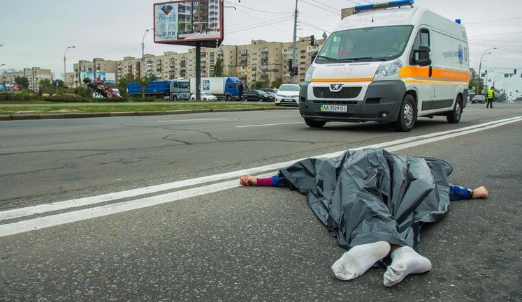 Жуткое ДТП в Киеве: джип насмерть сбил велосипедиста, тело отбросило на 100 метров. ФОТОрепортаж