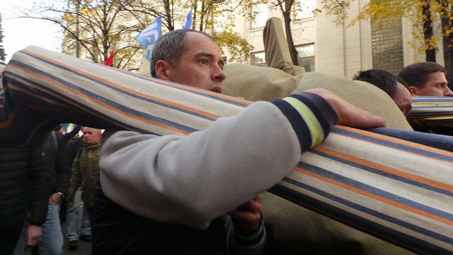 Мітингувальники почали встановлювати намети під Радою 05 Мітингувальники почали встановлювати намети під Радою 05