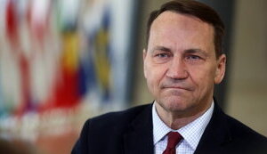 Sikorski calls on China to help end war in Ukraine - Bloomberg