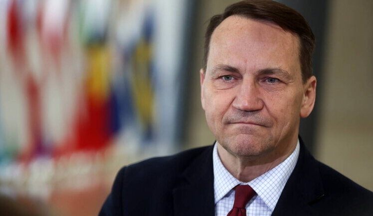 Sikorski calls on China to help end war in Ukraine - Bloomberg