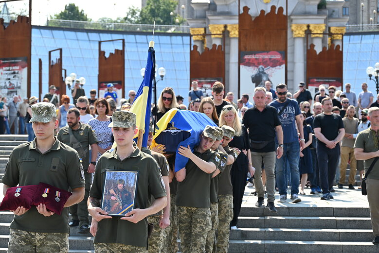 Із загиблим воїном, майданівцем Павлом Каленіченком попрощалися на Майдані Незалежності 10